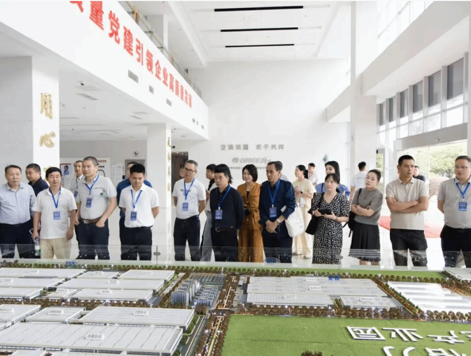 对标世界技能大赛  深化人才培养模式改革——湖南省中等职业教育改革与发展研讨会在我校举行